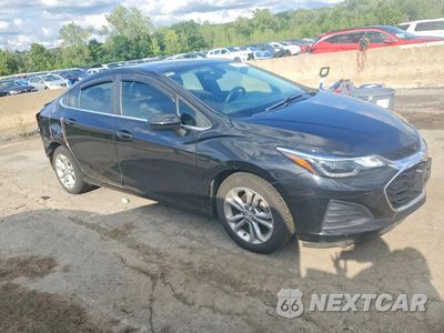 Czwarte zdjęcie samochodu z boku: 2019 CHEVROLET CRUZE LT VIN:1G1BE5SM8K7111163 - miniatura