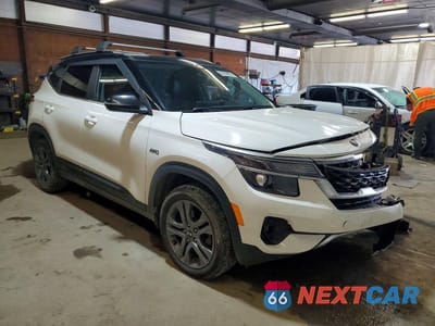 Czwarte zdjęcie samochodu z boku: 2021 KIA SELTOS S VIN:KNDEUCAA4M7177280 - miniatura