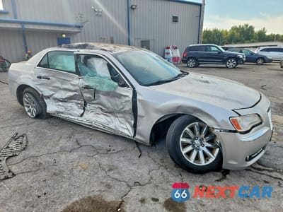 Czwarte zdjęcie samochodu z boku: 2012 CHRYSLER 300 LIMITED VIN:2C3CCACG7CH199443 - miniatura