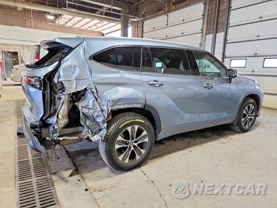 Trzecie zdjęcie samochodu z tyłu: 2022 TOYOTA HIGHLANDER XLE VIN:5TDGZRBH3NS244824 - miniatura