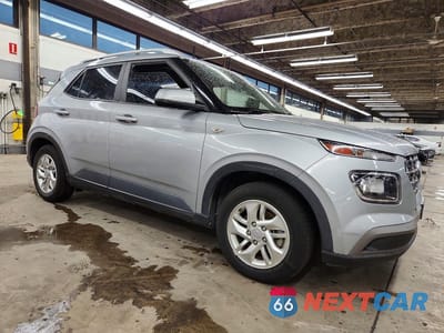 Czwarte zdjęcie samochodu z boku: 2020 HYUNDAI VENUE SEL VIN:KMHRC8A31LU029960 - miniatura