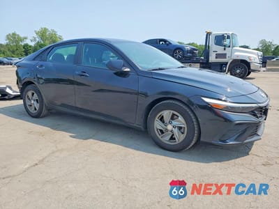 Czwarte zdjęcie samochodu z boku: 2024 HYUNDAI ELANTRA SE VIN:KMHLL4DG4RU723502 - miniatura