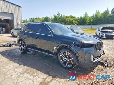 Czwarte zdjęcie samochodu z boku: 2025 BMW X5 XDRIVE50E VIN:5UX43EU04S9Z22865 - miniatura