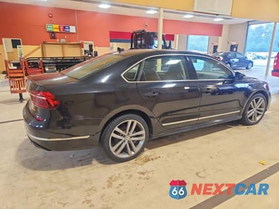 Trzecie zdjęcie samochodu z tyłu: 2017 VOLKSWAGEN PASSAT R-LINE VIN:1VWDT7A39HC044175 - miniatura