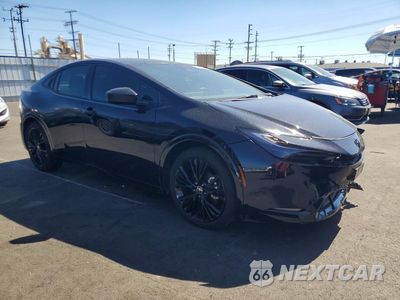 Czwarte zdjęcie samochodu z boku: 2025 TOYOTA PRIUS NIGHTSHADE VIN:JTDACAAU4S3062330 - miniatura