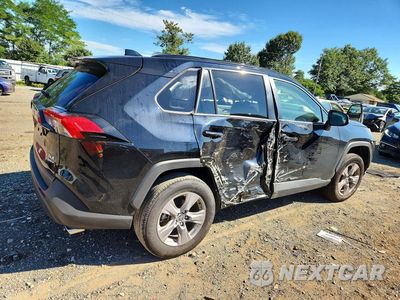 Trzecie zdjęcie samochodu z tyłu: 2025 TOYOTA RAV4 HYBRID XLE VIN:JTMRWRFV6SJ080902 - miniatura