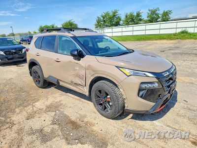 Czwarte zdjęcie samochodu z boku: 2025 NISSAN ROGUE ROCK CREEK VIN:5N1BT3BB0SC766887 - miniatura