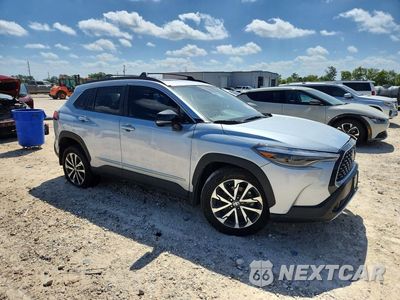 Czwarte zdjęcie samochodu z boku: 2025 TOYOTA COROLLA CROSS XLE VIN:7MUDAAAGXSV127909 - miniatura