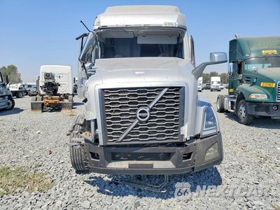Piąte zdjęcie samochodu w środku: 2023 VOLVO VNL TRUCK CAB AND CHASSIS VIN:4V4NC9EJ6PN627693 - miniatura
