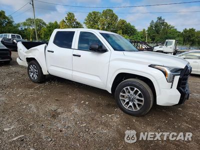 Czwarte zdjęcie samochodu z boku: 2023 TOYOTA TUNDRA SR VIN:5TFKB5DB9PX078158 - miniatura