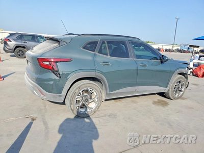 Trzecie zdjęcie samochodu z tyłu: 2026 CHEVROLET TRAX 1LT VIN:KL77LHEP9TC075452 - miniatura
