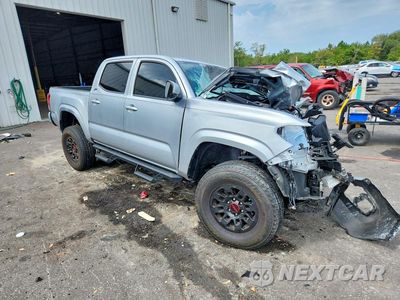Czwarte zdjęcie samochodu z boku: 2022 TOYOTA TACOMA SR V6 VIN:3TYCZ5AN2NT096765 - miniatura