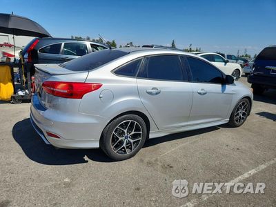 Trzecie zdjęcie samochodu z tyłu: 2016 FORD FOCUS SE VIN:1FADP3F27GL262989 - miniatura