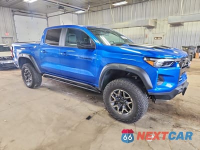 Czwarte zdjęcie samochodu z boku: 2023 CHEVROLET COLORADO ZR2 VIN:1GCPTFEK3P1243499 - miniatura