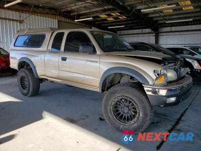 Czwarte zdjęcie samochodu z boku: 2002 TOYOTA TACOMA V6 VIN:5TEWN72N82Z044182 - miniatura