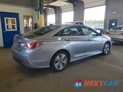 Trzecie zdjęcie samochodu z tyłu: 2015 HYUNDAI SONATA HYBRID LIMITED VIN:KMHEC4A43FA129399 - miniatura