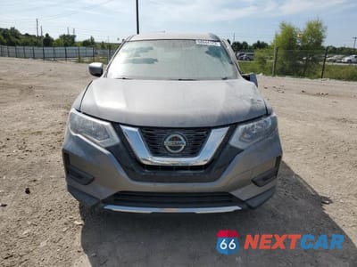 Piąte zdjęcie samochodu w środku: 2018 NISSAN ROGUE S VIN:KNMAT2MT7JP582554 - miniatura