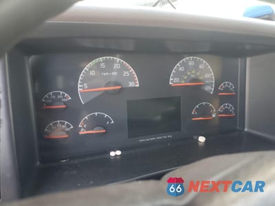 Zdjęcie 8 z 10 samochodu: 2013 VOLVO VN VNL VIN:4V4NC9TJ1DN134308 - miniatura