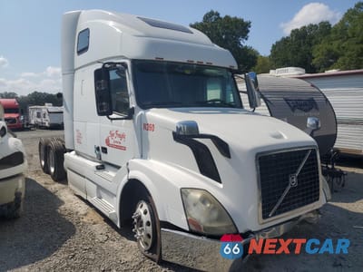 2013 VOLVO VN VNL 4V4NC9TJ1DN134308 - główne zdjęcie licytacji z USA - miniatura