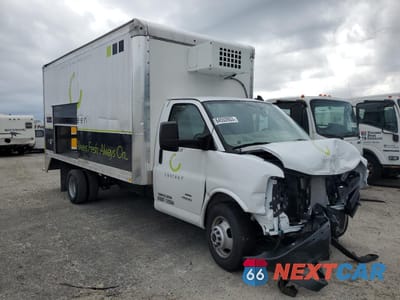 Czwarte zdjęcie samochodu z boku: 2022 GMC SAVANA CUTAWAY G4500 VIN:7GZ67VC76NN000710 - miniatura