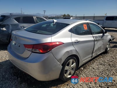 Czwarte zdjęcie samochodu z boku: 2013 HYUNDAI ELANTRA GLS VIN:KMHDH4AE3DU567602 - miniatura