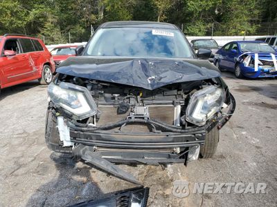 Piąte zdjęcie samochodu w środku: 2017 NISSAN ROGUE S VIN:5N1AT2MT8HC841212 - miniatura