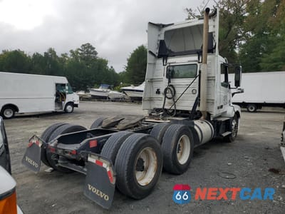 Czwarte zdjęcie samochodu z boku: 2018 VOLVO VN VNL VIN:4V4NC9EH6JN887788 - miniatura