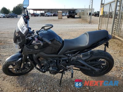 Trzecie zdjęcie samochodu z tyłu: 2016 YAMAHA FZ09 VIN:JYARN33E6GA008637 - miniatura