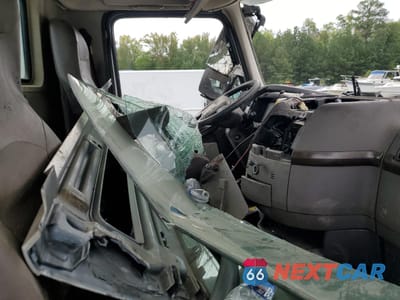 Piąte zdjęcie samochodu w środku: 2018 VOLVO VN VNL VIN:4V4NC9EH6JN887788 - miniatura