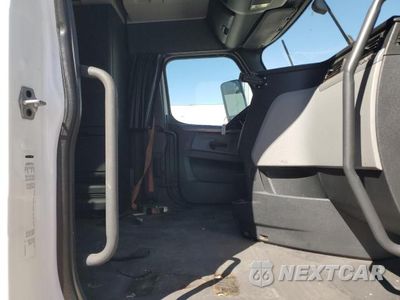 Piąte zdjęcie samochodu w środku: 2018 FREIGHTLINER CASCADIA 126 VIN:3AKJHHDR8JSHR0779 - miniatura