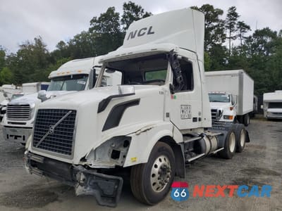Drugie zdjęcie samochodu z przodu: 2018 VOLVO VN VNL VIN:4V4NC9EH6JN887788 - miniatura