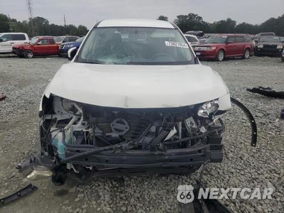 Piąte zdjęcie samochodu w środku: 2017 NISSAN ROGUE VIN:KNMAT2MV2HP502167 - miniatura