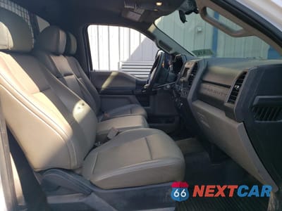 Piąte zdjęcie samochodu w środku: 2019 FORD F450 SUPER DUTY VIN:1FDUF4HT5KDA27210 - miniatura