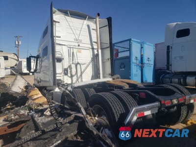 Trzecie zdjęcie samochodu z tyłu: 2020 VOLVO VN VNL VIN:4V4NC9EH3LN230563 - miniatura