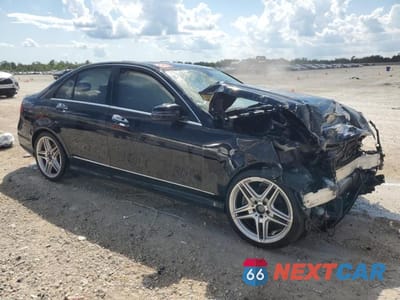 Czwarte zdjęcie samochodu z boku: 2014 MERCEDES-BENZ C 250 VIN:WDDGF4HB9EG256040 - miniatura