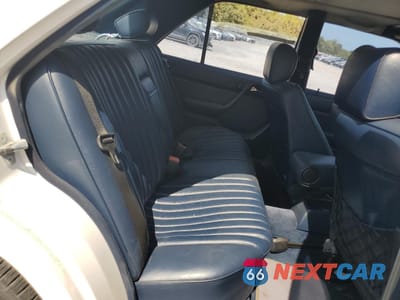 Zdjęcie 10 z 12 samochodu: 1987 MERCEDES-BENZ 300 E VIN:WDBEA30D4HA553388 - miniatura