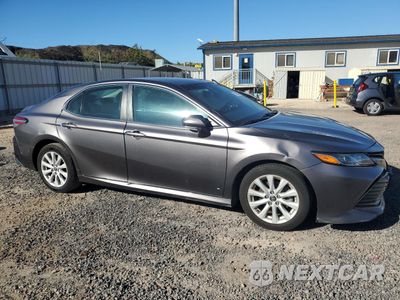 Czwarte zdjęcie samochodu z boku: 2018 TOYOTA CAMRY L VIN:4T1B11HK9JU646029 - miniatura