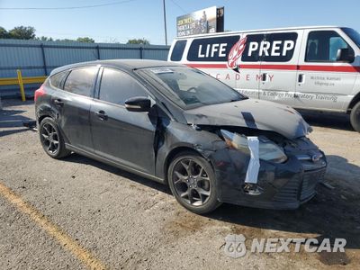 Czwarte zdjęcie samochodu z boku: 2014 FORD FOCUS SE VIN:1FADP3K22EL122934 - miniatura