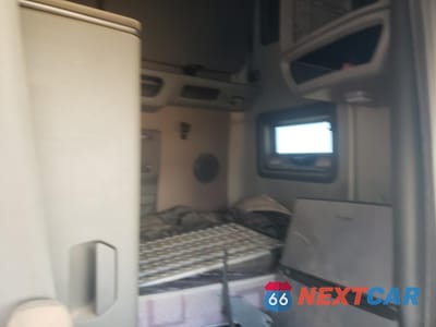 Zdjęcie 6 z 10 samochodu: 2020 VOLVO VN VNL VIN:4V4NC9EH3LN230563 - miniatura