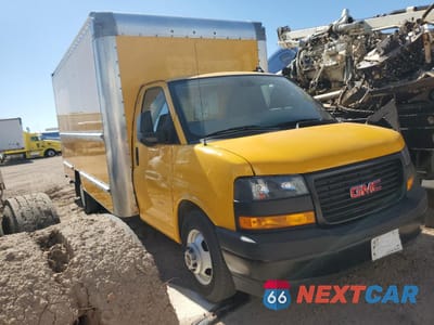 Czwarte zdjęcie samochodu z boku: 2022 GMC SAVANA CUTAWAY G3500 VIN:7GZ37TC75NN002097 - miniatura