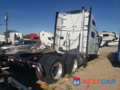 Czwarte zdjęcie samochodu z boku: 2020 VOLVO VN VNL VIN:4V4NC9EH3LN230563 - miniatura