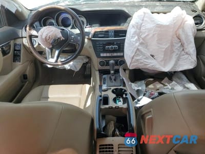 Zdjęcie 8 z 13 samochodu: 2014 MERCEDES-BENZ C 250 VIN:WDDGF4HB9EG256040 - miniatura
