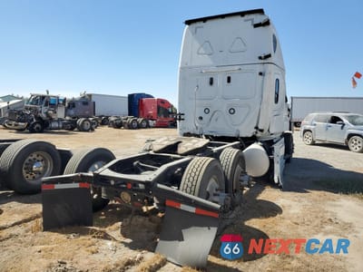 Czwarte zdjęcie samochodu z boku: 2021 FREIGHTLINER CASCADIA 126 VIN:1FUJHHDR2MLMD8662 - miniatura