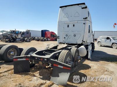 Czwarte zdjęcie samochodu z boku: 2021 FREIGHTLINER CASCADIA 126 VIN:1FUJHHDR2MLMD8662 - miniatura
