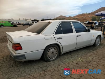 Trzecie zdjęcie samochodu z tyłu: 1991 MERCEDES-BENZ 300 E VIN:WDBEA30D3MB432100 - miniatura