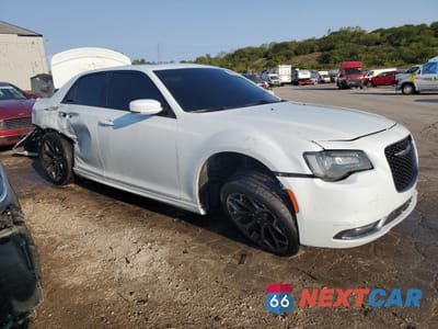 Czwarte zdjęcie samochodu z boku: 2020 CHRYSLER 300 S VIN:2C3CCABG8LH129967 - miniatura