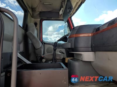 Piąte zdjęcie samochodu w środku: 2005 VOLVO VN VNM VIN:4V4M19GF95N387577 - miniatura