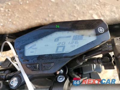 Zdjęcie 7 z 10 samochodu: 2016 YAMAHA FZ09 VIN:JYARN33E6GA008637 - miniatura