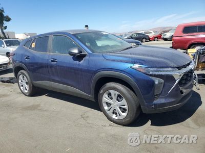Czwarte zdjęcie samochodu z boku: 2024 CHEVROLET TRAX LS VIN:KL77LFE25RC215644 - miniatura