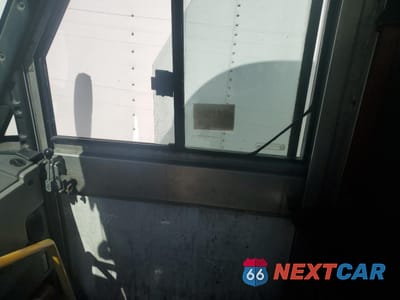 Zdjęcie 10 z 11 samochodu: 2013 ISUZU NPR VIN:JALB4T173D7W00114 - miniatura